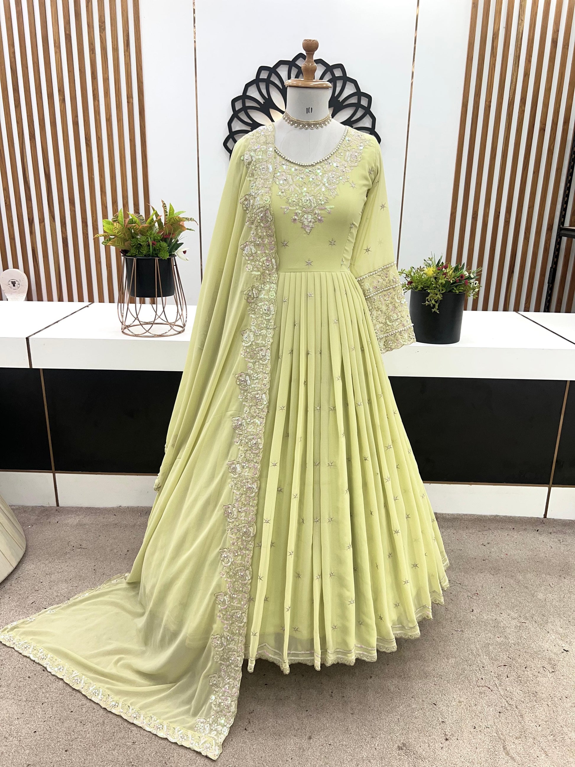 ✨💃 Designer Party Wear Gown ✨💃